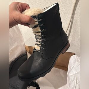 Black Sorel Women's Emelie Short Lace Cozy Waterproof Shearling Boot. Sz 8. NIB